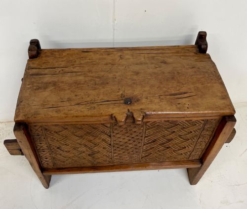 UNUSUAL DECORATIVE COFFER - ADDITIONAL PHOTO 5