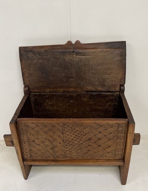 UNUSUAL DECORATIVE COFFER - ADDITIONAL PHOTO 8