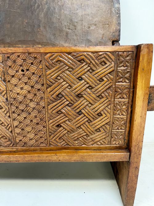 UNUSUAL DECORATIVE COFFER - ADDITIONAL PHOTO 9