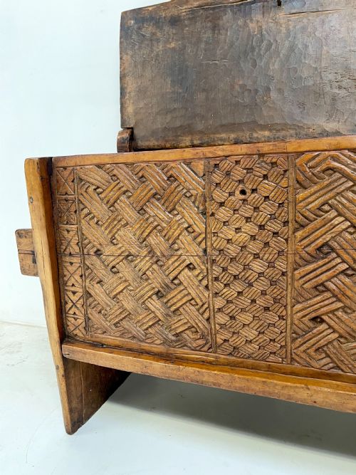 UNUSUAL DECORATIVE COFFER - ADDITIONAL PHOTO 10