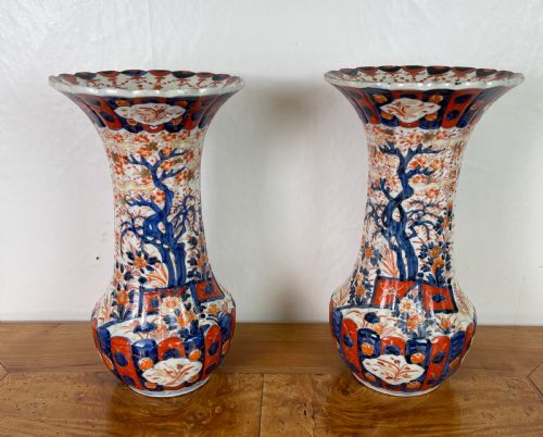 pair of imari vases - CATEGORY: ANTIQUE VASES - DATED 19TH CENTURY