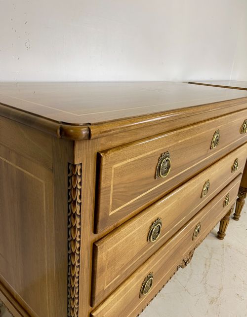 PAIR OF WALNUT COMMODES - ADDITIONAL PHOTO 1