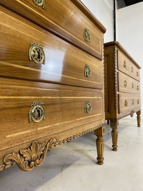 PAIR OF WALNUT COMMODES - ADDITIONAL PHOTO 2