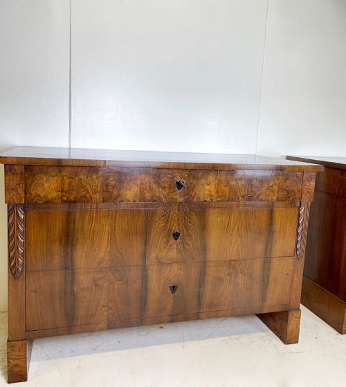 PAIR OF ITALIAN WALNUT COMMODES - ADDITIONAL PHOTO 3
