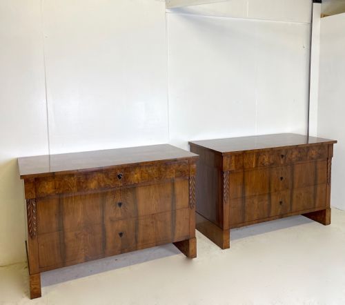 PAIR OF ITALIAN WALNUT COMMODES - ADDITIONAL PHOTO 4