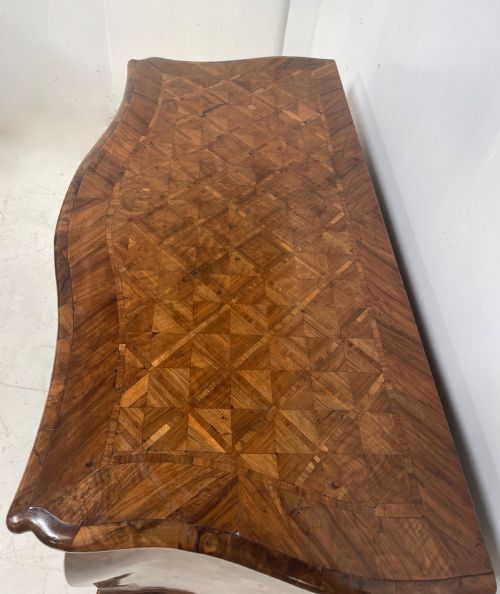 18 TH CENTURY FRENCH BOMBE COMMODE - ADDITIONAL PHOTO 2