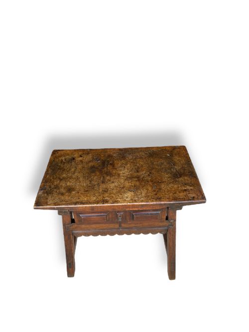 18th century walnut italian side table - CATEGORY: ANTIQUE TABLES - DATED 18TH CENTURY