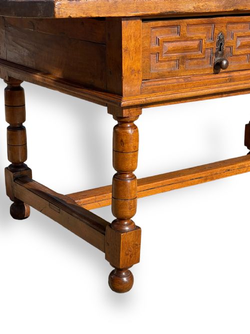18TH CENTURY WALNUT SPANISH SIDE TABLE - ADDITIONAL PHOTO 4