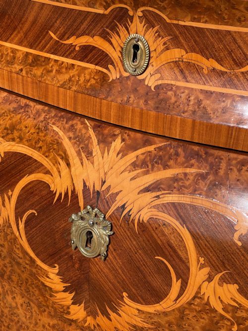 PAIR OF ITALIAN BOMBE COMMODES - ADDITIONAL PHOTO 10