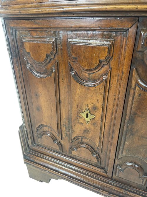 18 TH CENTURY WALNUT CUPBOARD - ADDITIONAL PHOTO 5