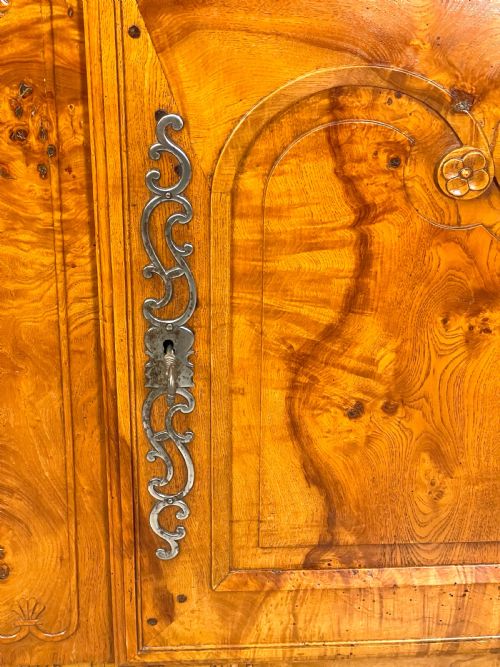 A EXCEPTIONAL FRENCH BURR ELM DRESSER - ADDITIONAL PHOTO 11