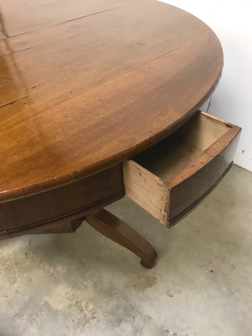 Walnut round table View V