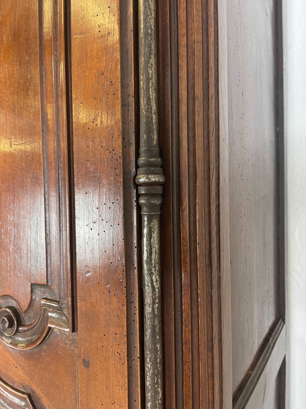 An antique French provincial walnut buffet deux corps featuring two upper panelled doors under a shaped cornice, two lower drawers, and carved cupboard doors resting on short cabriole feet. View XII