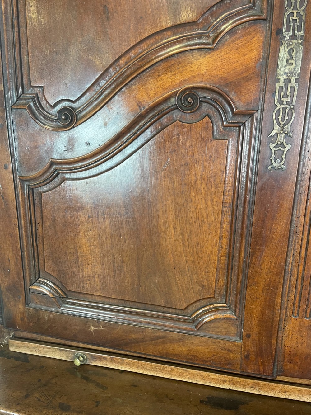 An antique French provincial walnut buffet deux corps featuring two upper panelled doors under a shaped cornice, two lower drawers, and carved cupboard doors resting on short cabriole feet. View XIII
