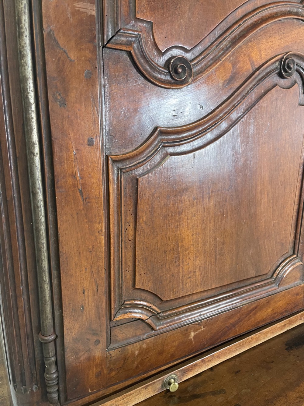 An antique French provincial walnut buffet deux corps featuring two upper panelled doors under a shaped cornice, two lower drawers, and carved cupboard doors resting on short cabriole feet. View XIV