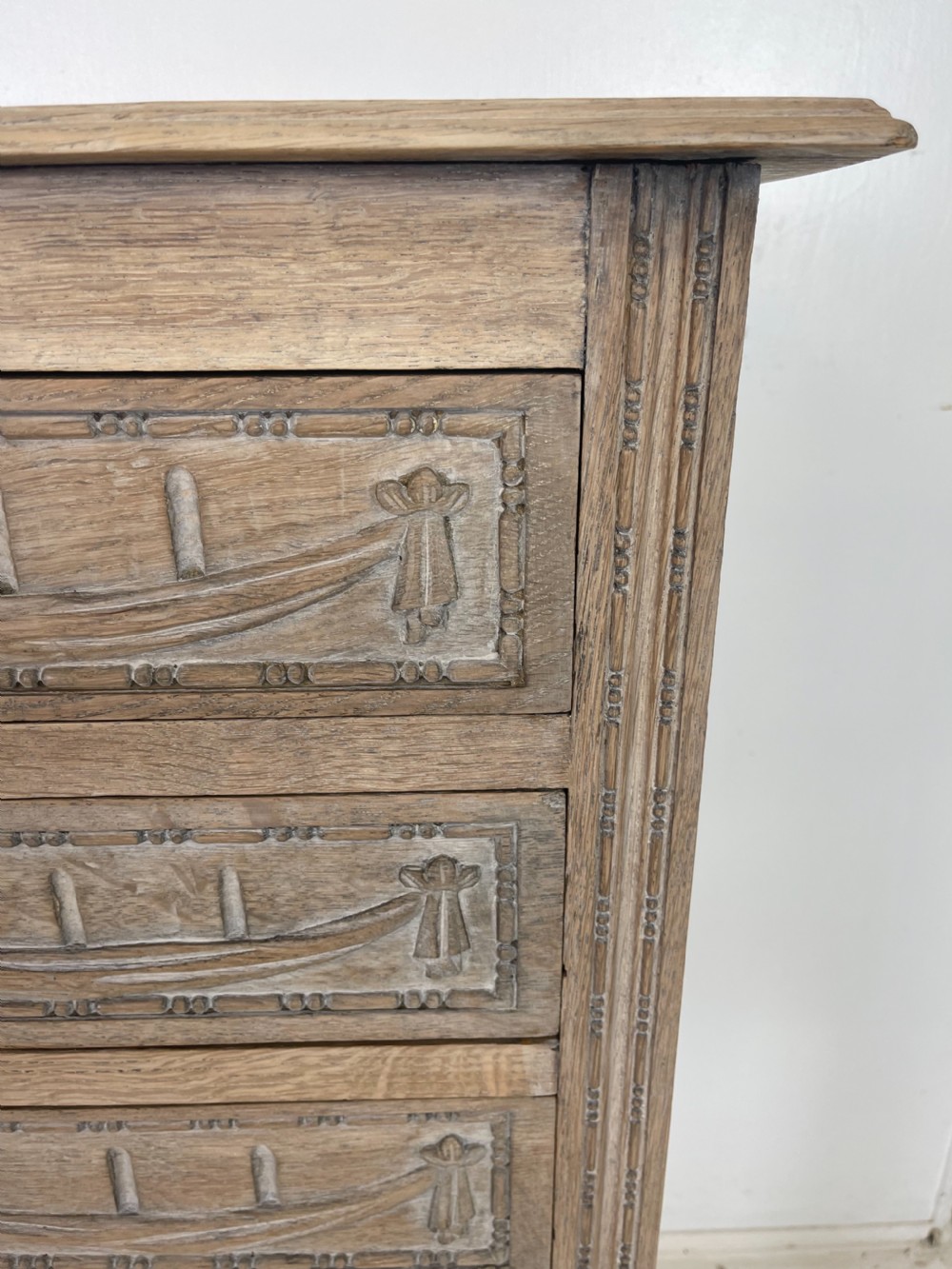 Oak chest of Drawers  View IV