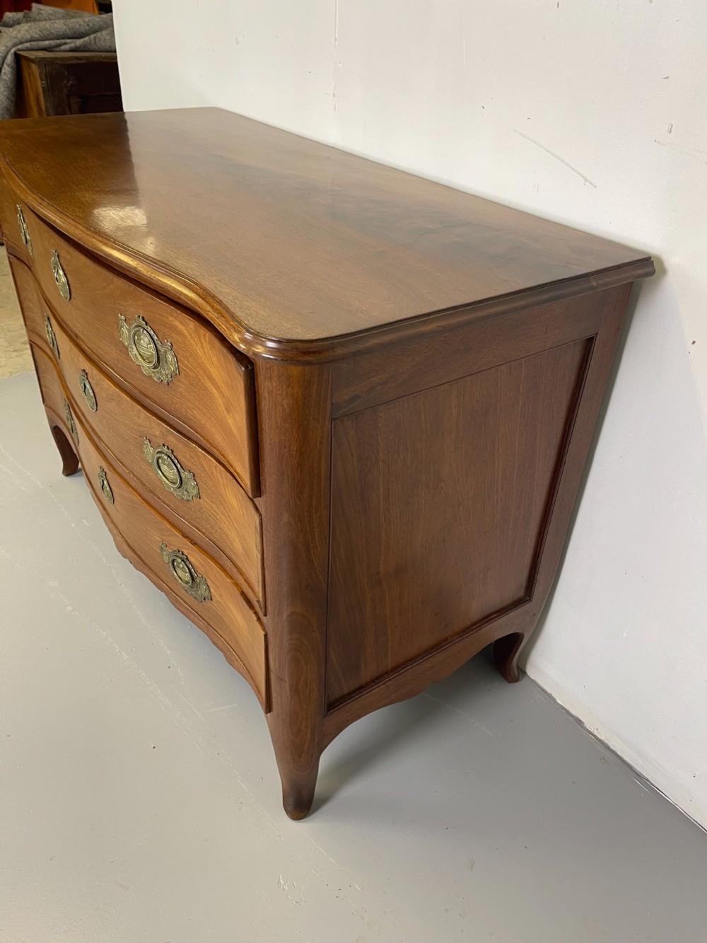 Antique Serpentine Chest Of Drawers in Mahogany  View XIII