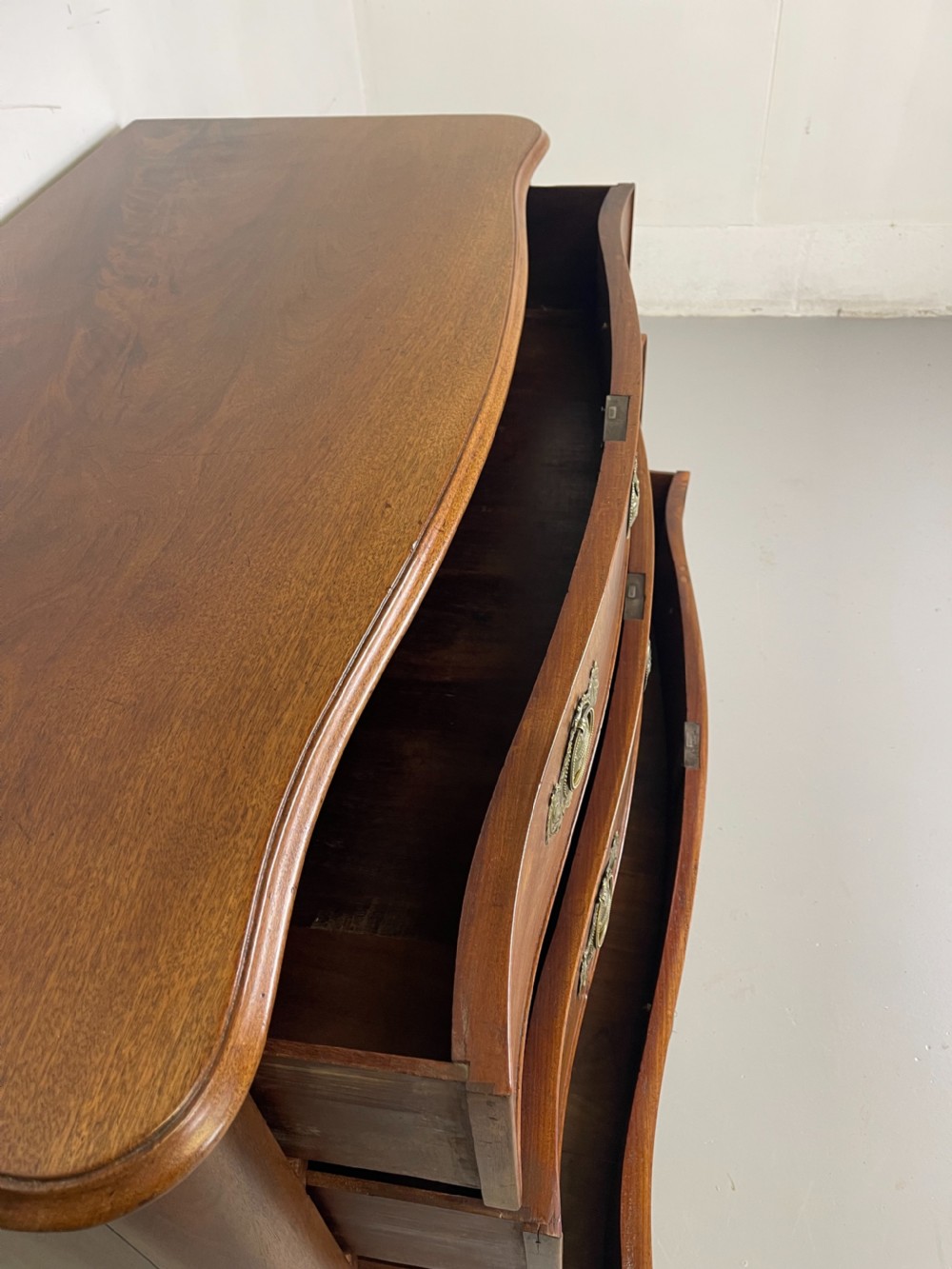 Antique Serpentine Chest Of Drawers in Mahogany  View XIV