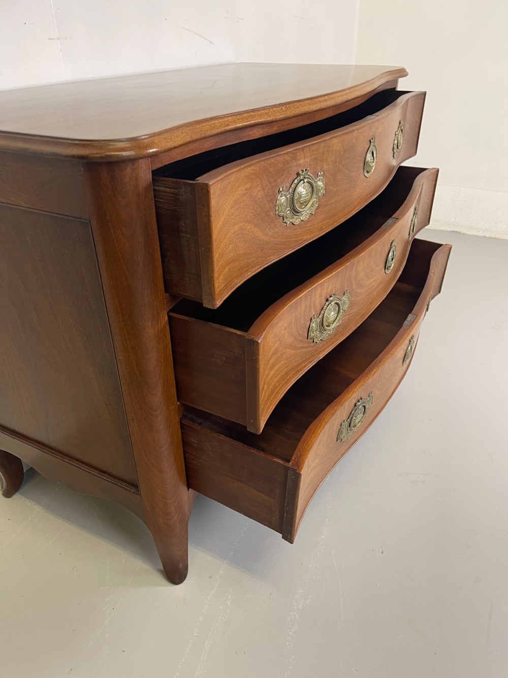 Antique Serpentine Chest Of Drawers in Mahogany  View XV