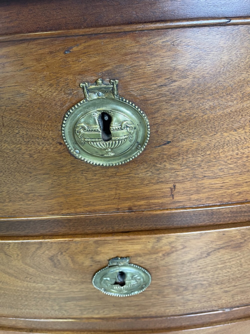 Antique Serpentine Chest Of Drawers in Mahogany  View XVII