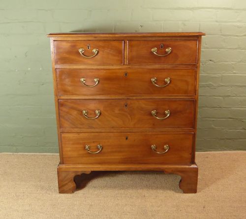 18th C Mahogany Chest of Drawers of Good Proportions