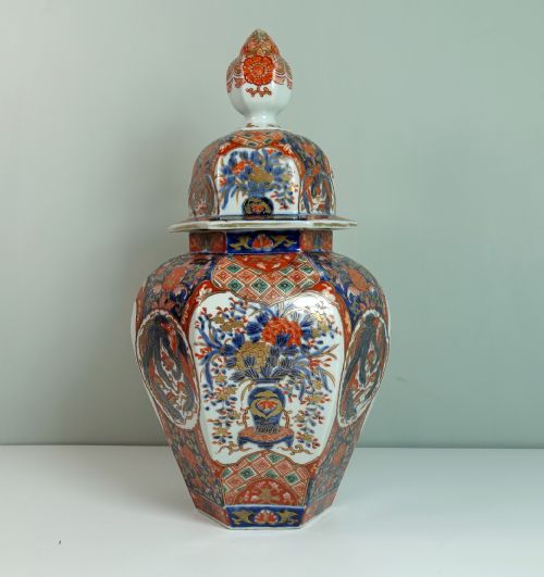 19th C Imari Vase & Cover