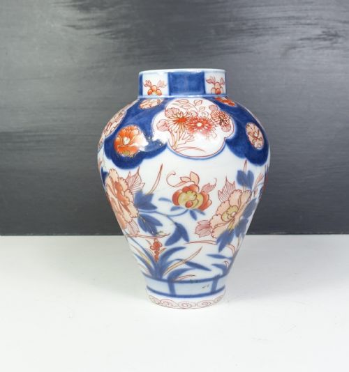 19TH C IMARI VASE - ADDITIONAL PHOTO 1