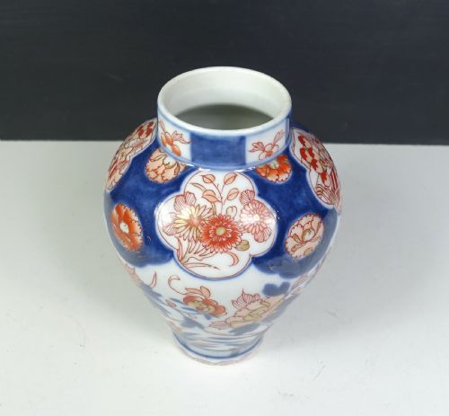 19TH C IMARI VASE - ADDITIONAL PHOTO 3