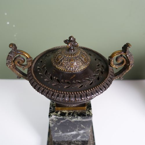 PAIR OF EARLY 19TH C BRONZE VASES ON MARBLE PLINTHS - ADDITIONAL PHOTO 4