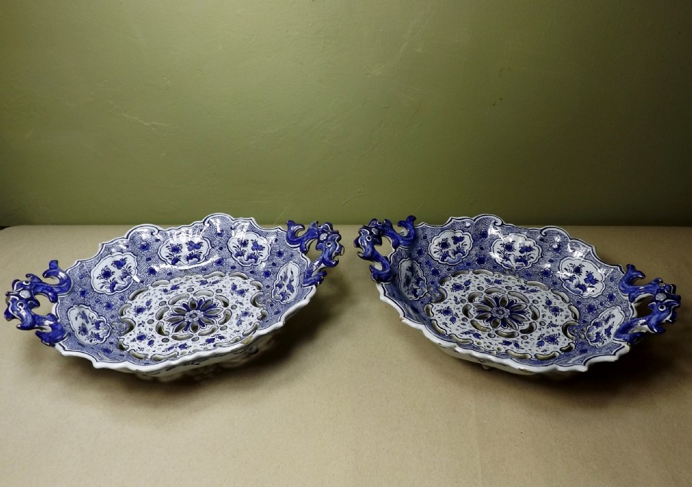 PAIR OF 18TH C DELFT DISHES