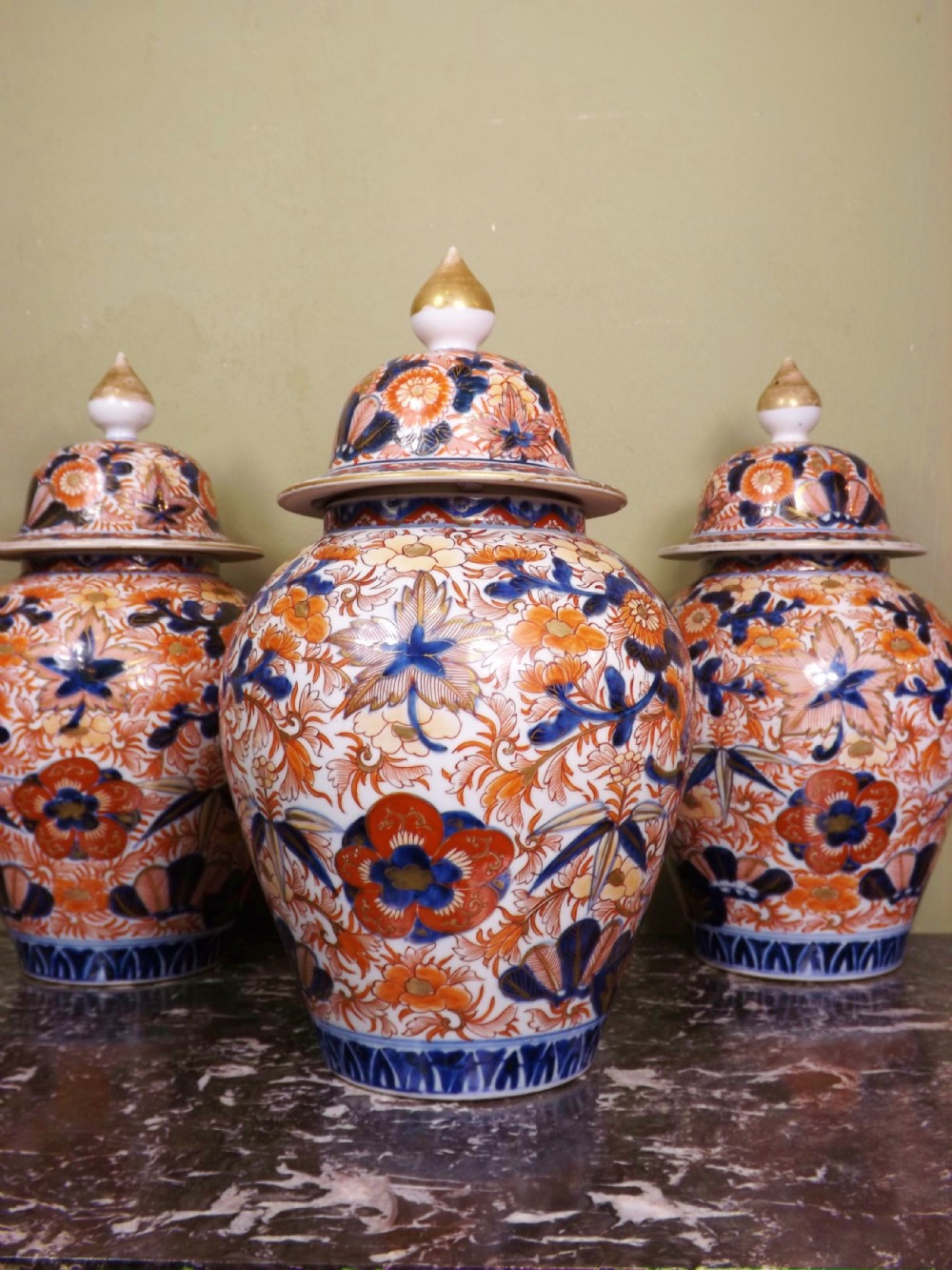SET OF THREE 19TH C IMARI JARS AND COVERS