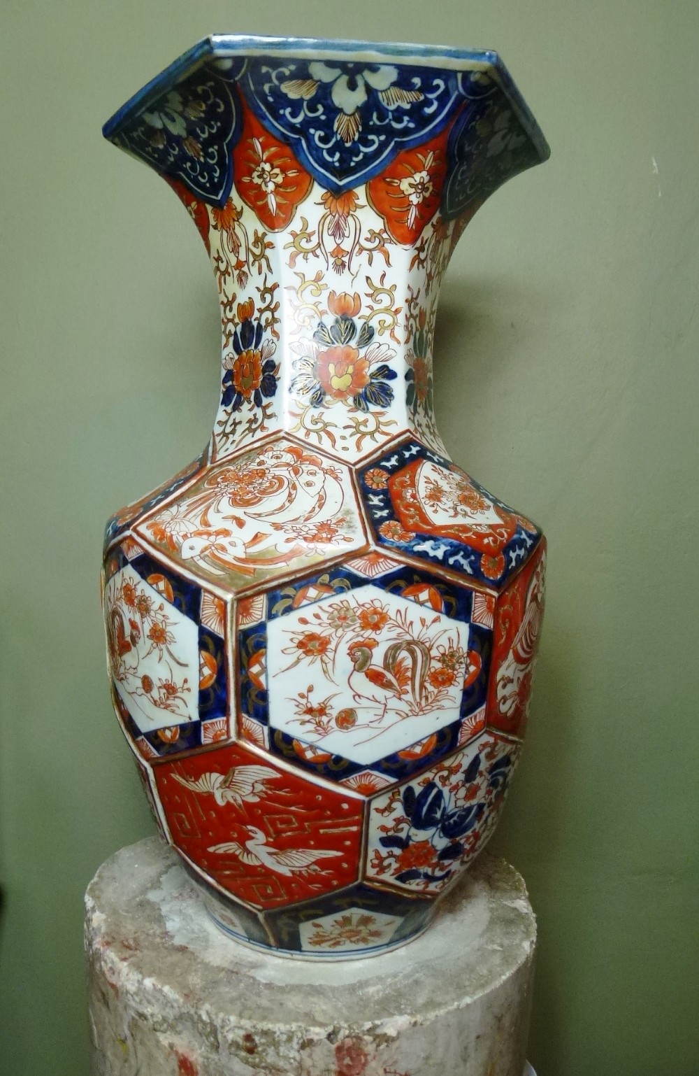 LARGE ANTIQUE IMARI VASE