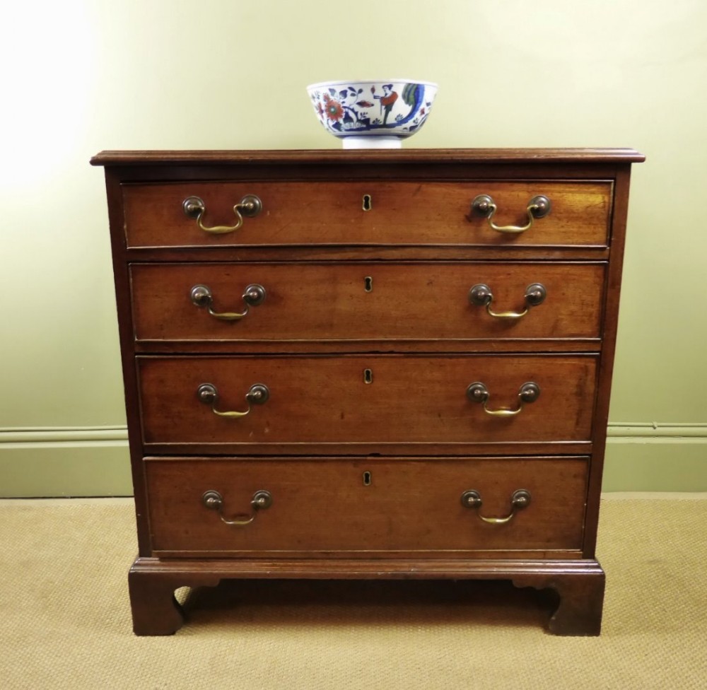 SMALL GEORGE III MAHOGANY CHEST OF DRAWERS