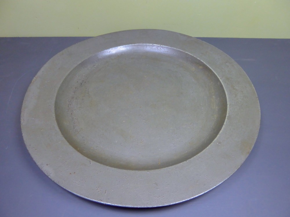 A LARGE 18TH C PENTER CHARGER 