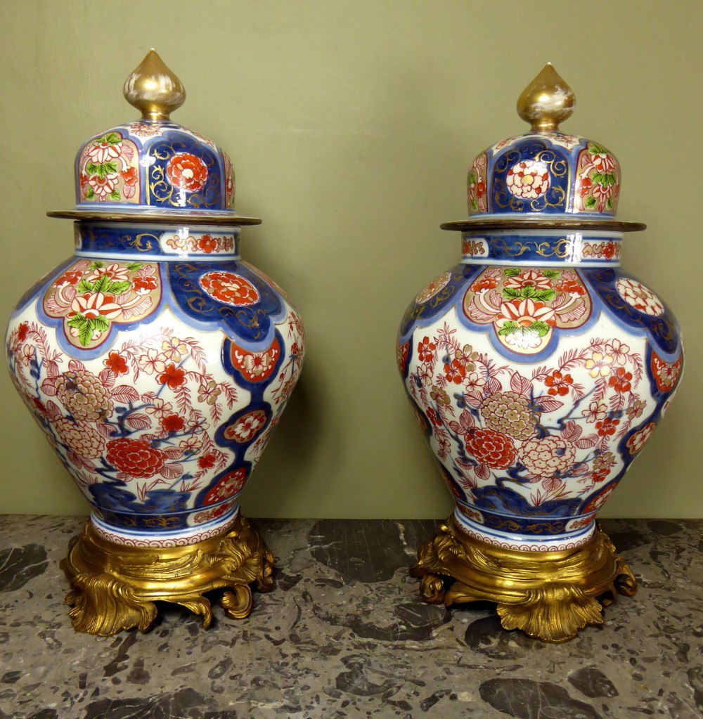 PAIR OF 18TH C IMARI VASES & COVERS