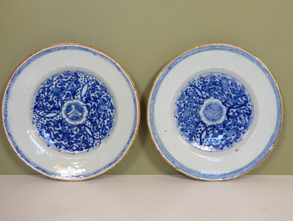 PAIR OF 18TH C DELFT PLATES