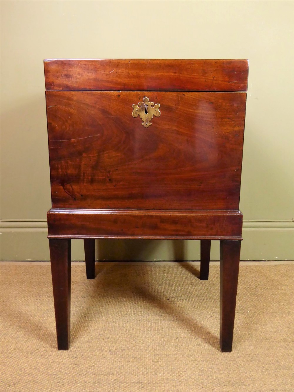 A GEORGE III MAHOGANY CELLARETTE