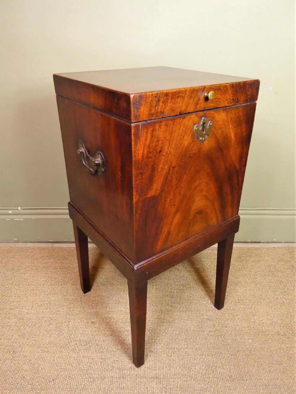 A GEORGE III MAHOGANY CELLARETTE