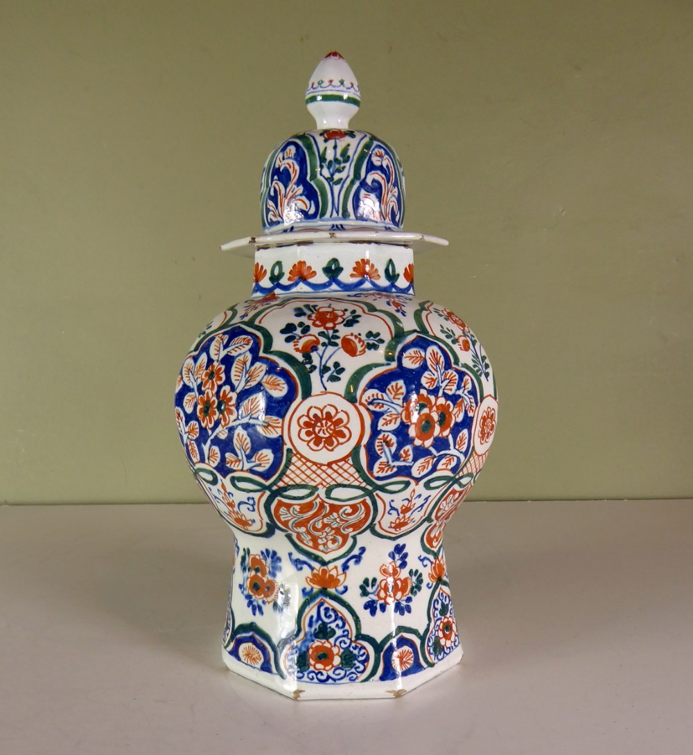 18TH C DELFT VASE & COVER