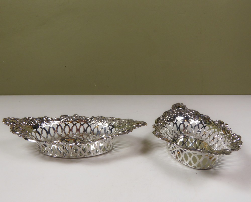 PAIR OF SOLID SILVER DISHES 1910