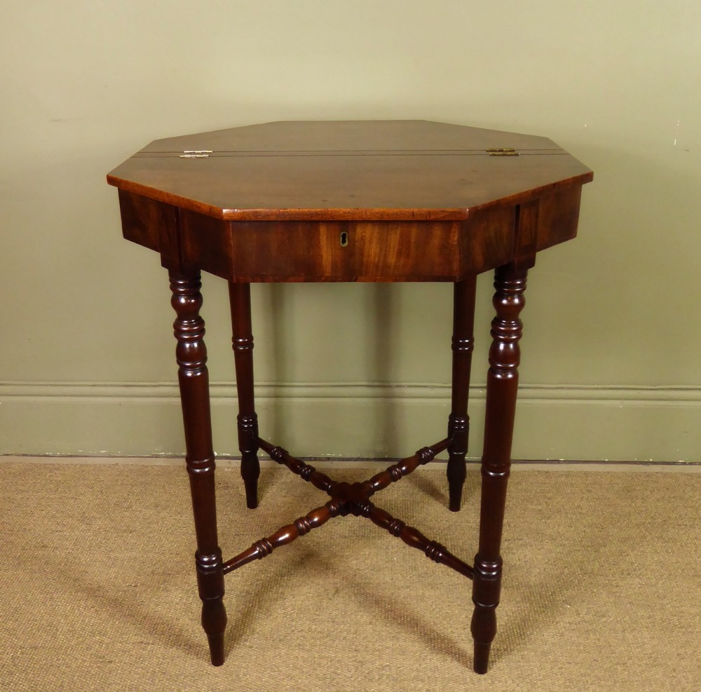 UNUSUAL REGENCY MAHOGANY TABLE