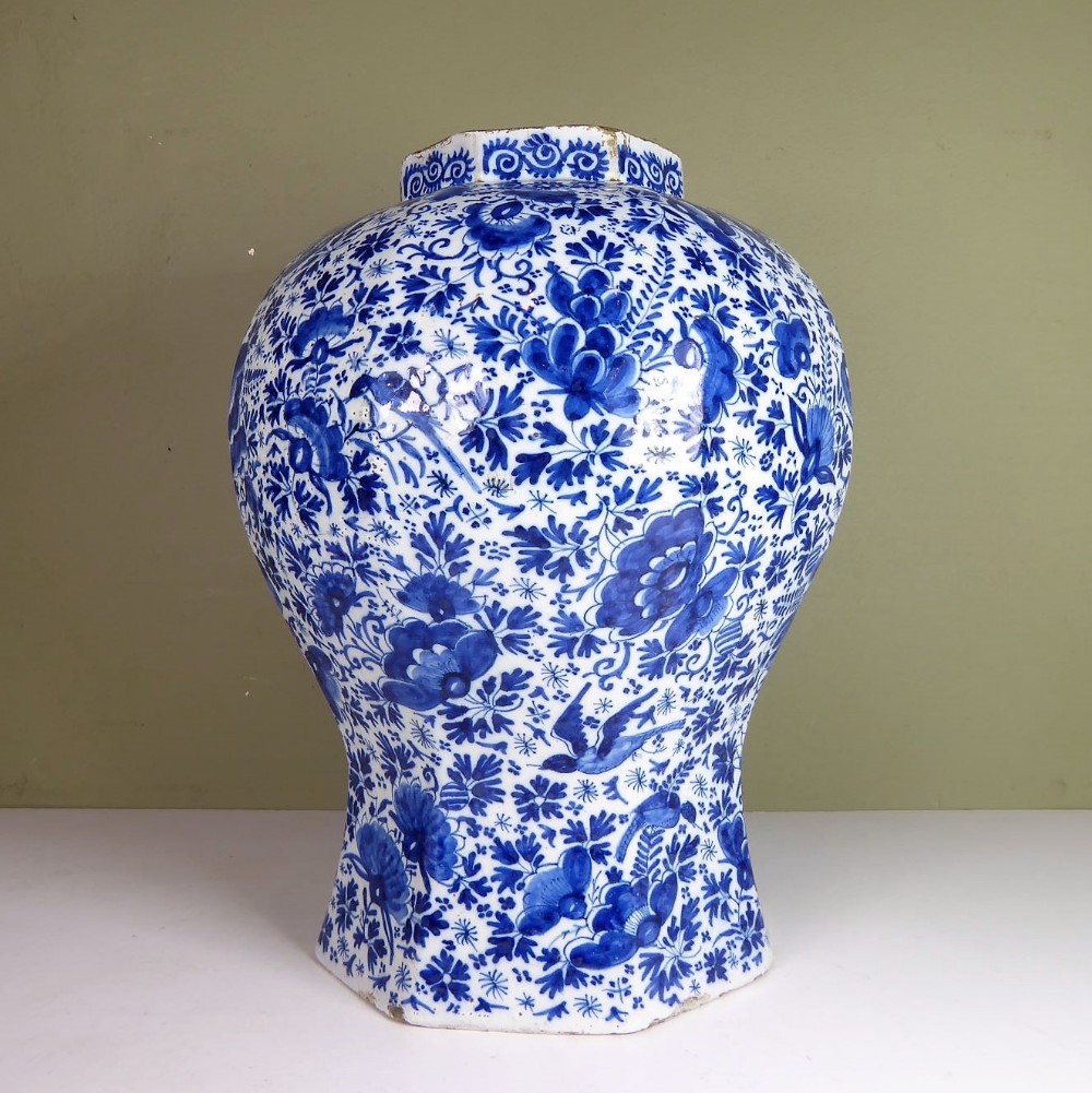A LARGE 18thC. DELFT VASE