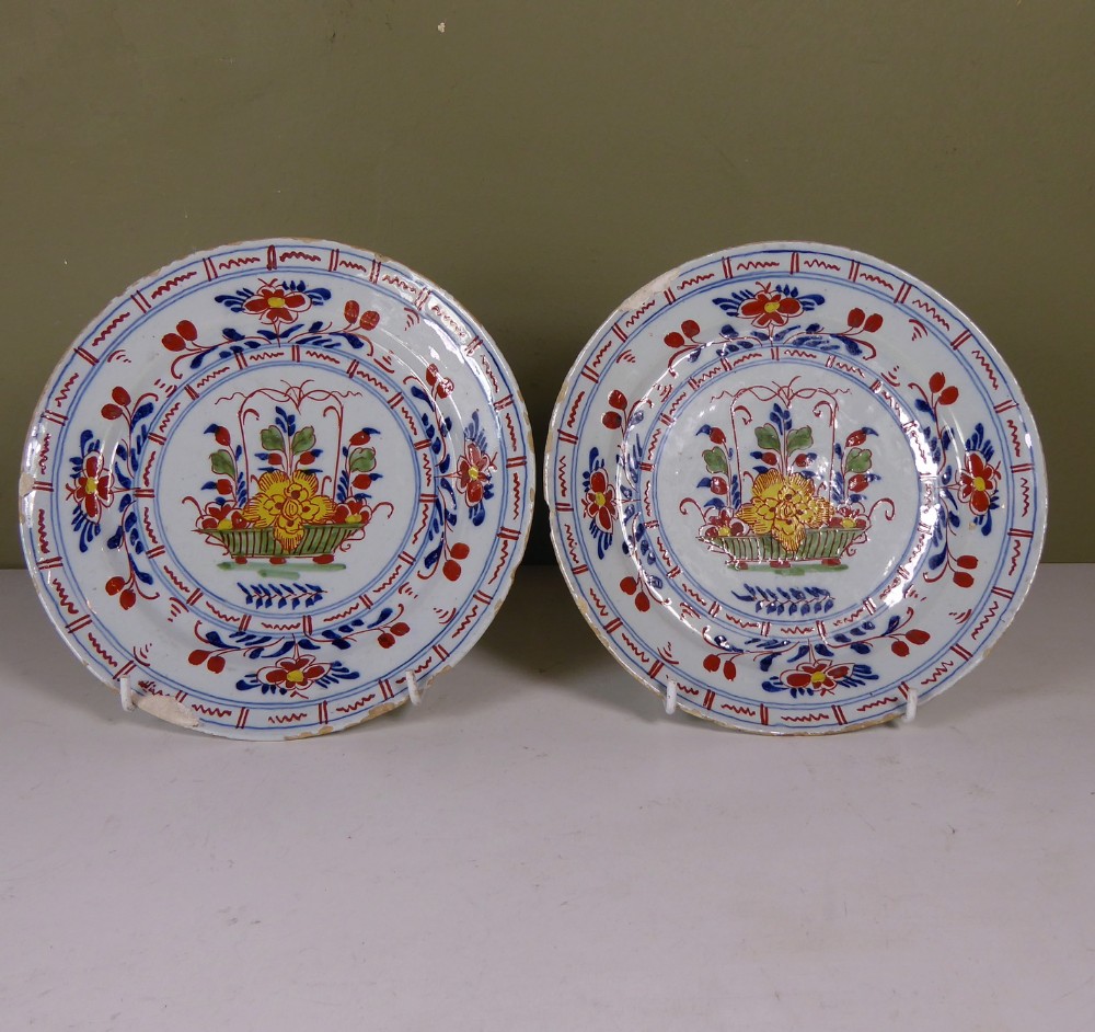 PAIR OF 18TH C DELFT POLYCHROME PLATES