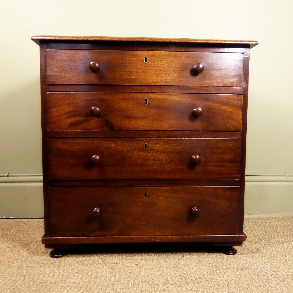 SMALL 19TH C MAHOGANY CHEST OF DRAWERS