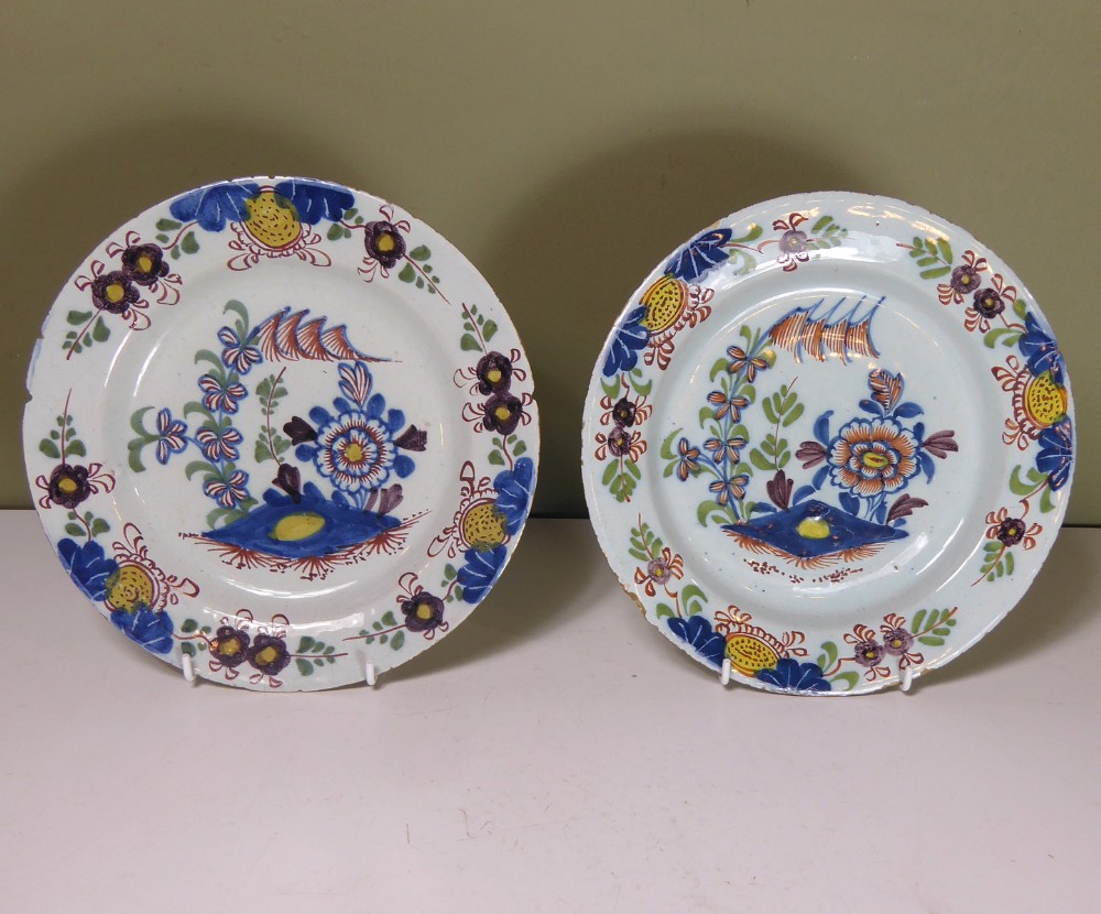 PAIR OF 18TH C DELFT POLYCHROME PLATES