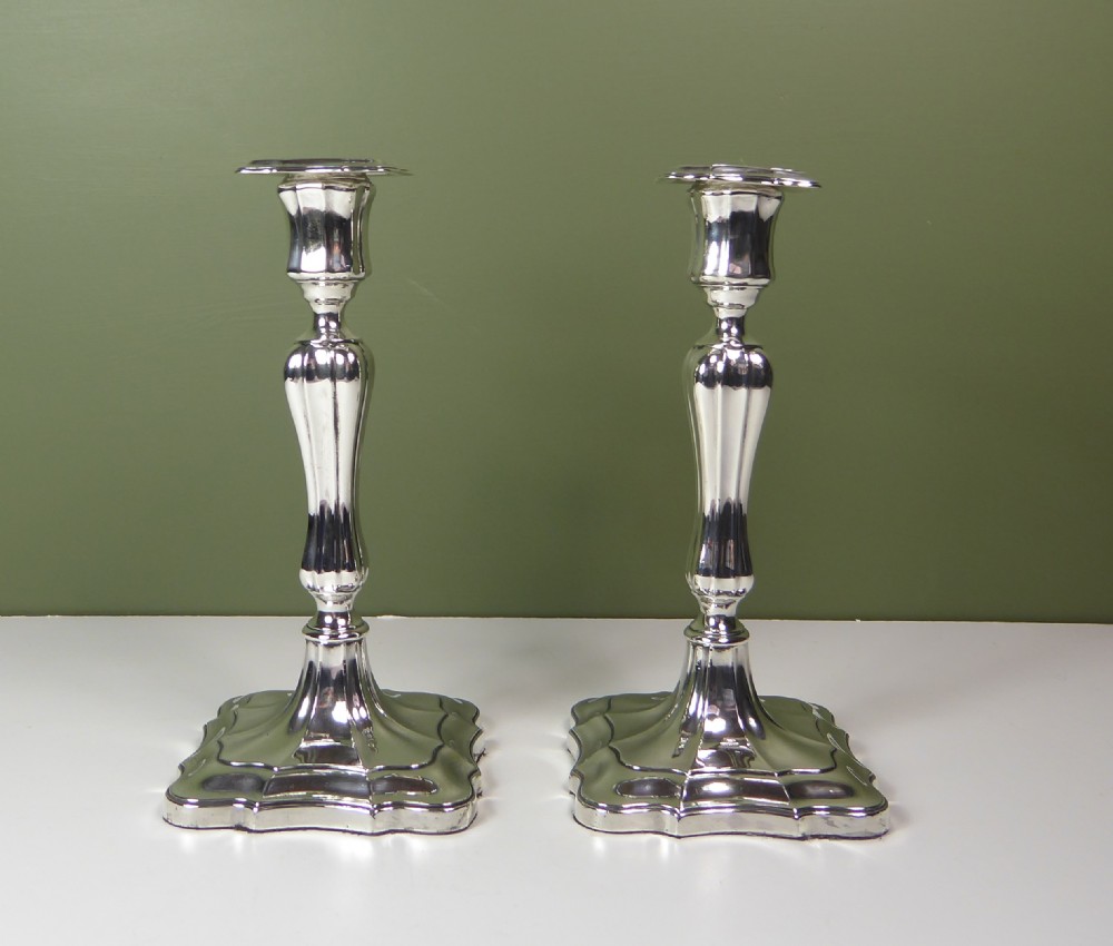 A PAIR OF SILVER CANDLESTICKS