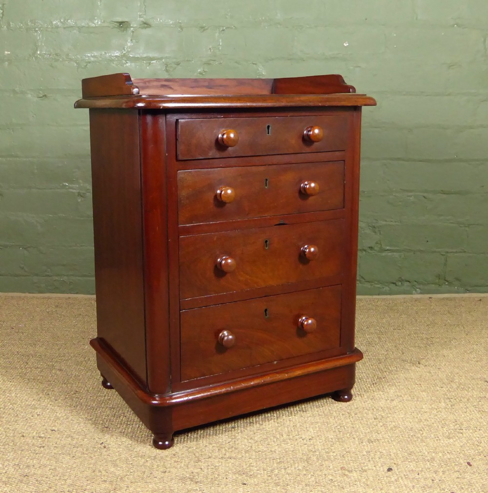 SMALL 19TH C MAHOGANY CHEST OF DRAWERS