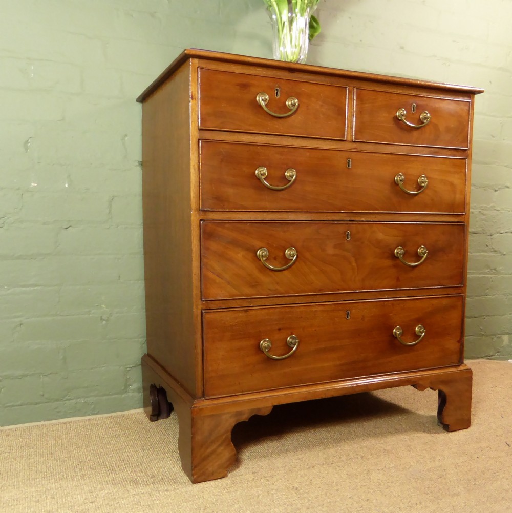 18TH C MAHOGANY CHEST OF DRAWERS OF GOOD PROPORTIONS View III