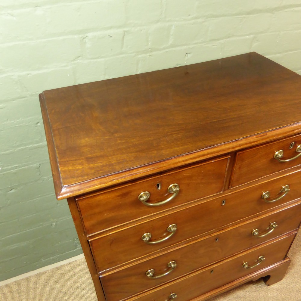 18TH C MAHOGANY CHEST OF DRAWERS OF GOOD PROPORTIONS View IV