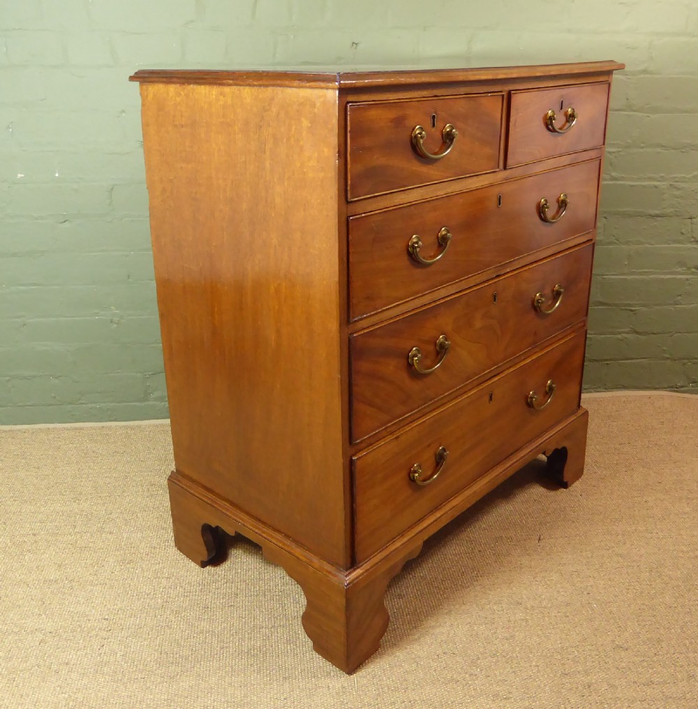 18TH C MAHOGANY CHEST OF DRAWERS OF GOOD PROPORTIONS View V
